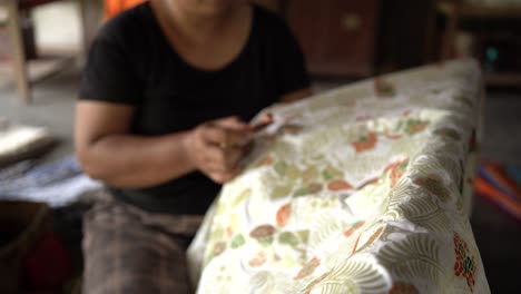 De-Cerca,-Las-Mujeres-Fabrican-Telas-Batik-De-Manera-Tradicional-Y-Flexible