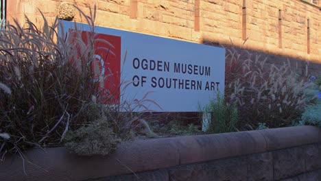 Ogden-Museum-Of-Southern-Art-Schild-New-Orleans-Louisiana-Pfanne-Rechts