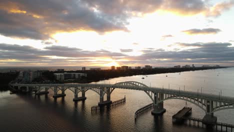 Atemberaubender-Blick-Auf-Die-Brücke-Und-Den-Halifax-River-Bei-Sonnenaufgang-In-Daytona-Beach,-Florida-In-4k-