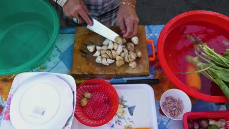 Champiñón-Cortado-Por-La-Mitad-Para-Usarlo-En-La-Sopa-Tradicional-Tailandesa