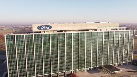 Glasverkleidete-Struktur-Des-Welthauptsitzes-Der-Ford-Motor-Company-Tagsüber-In-Dearborn,-Michigan
