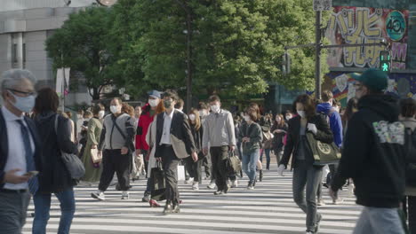 Local-Commuters-On-Busiest-Intersection-Of-Shibuya-Crossing-During-Corona-Virus-Pandemic-In-Tokyo,-Japan