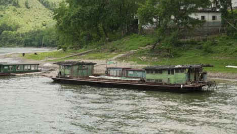 Festgemachtes-Schiff-Auf-Dem-Li-Fluss-In-Ufernähe-Mit-Wasserbüffeln