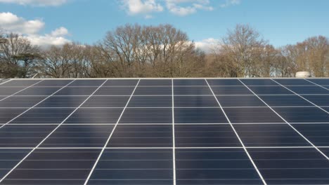 Paneles-Solares-Energía-Renovable-Sostenible-En-Un-Día-Soleado-Y-Nublado,-Control-Deslizante-De-Lapso-De-Tiempo