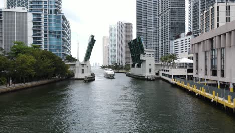 Eine-Luxus-Motoryacht-Macht-Sich-Auf-Den-Weg-Zurück-Zum-Hafen-Im-Miami-River
