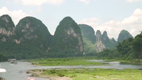 Cruise-Ships-on-the-Li-river-with-karst-mountains-Guilin-China