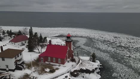 Eagle-Harbor,-Michigan-Leuchtturm-Im-Winter-Entlang-Des-Lake-Superior