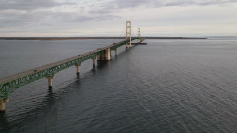 4K-Drohnen-Zeitraffervideo-Eines-Frachters,-Der-An-Der-Mackinac-Bridge-In-Michigan-Vorbeifährt