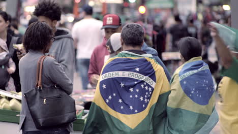 Anhänger-Des-Brasilianischen-Präsidenten-Jair-Messias-Bolsonaro-Feiern-Seinen-Sieg-Am-Pool-Im-Jahr-2018