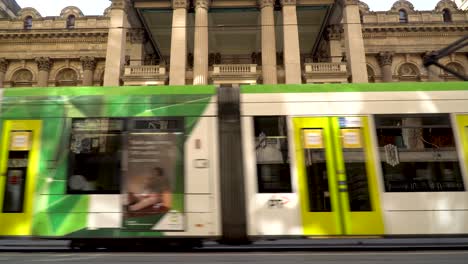 Un-Tranvía-Pasa-Por-Los-Hermosos-E-Históricos-Edificios-De-Melbourne-Durante-El-Cierre-De-Covid