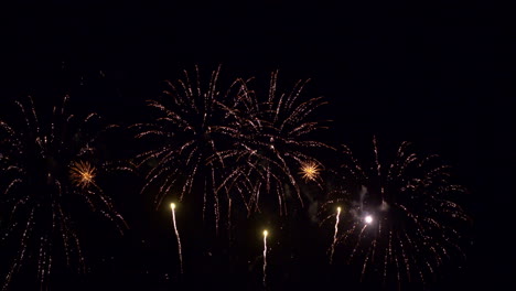 Majestätisches-Feuerwerk-Am-Nachthimmel,-Feier-Des-Unabhängigkeitstages-Oder-Neujahrs