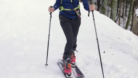 Konzentrierte-Und-Glückliche-Junge-Frau,-Die-In-Skiausrüstung-Im-Schnee-Spaziert