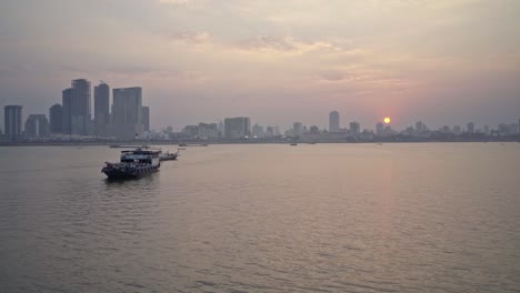 Blick-Auf-Den-Mekong-Bei-Sonnenuntergang-Mit-Der-Fähre