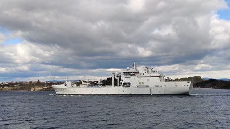 Nato-Schlachtschiff-KNM-Maud-Segelt-Durch-Norwegische-Gewässer-–-Versorgungs-,-Betankungs--Und-Versorgungsschiff-Der-Norwegischen-Marine