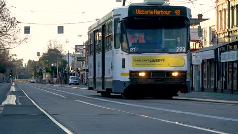 Ein-Straßenbahnfahrer-Trägt-Während-Des-Coronavirus-Ausbruchs-Eine-Maske-Auf-Einer-Ruhigen-Straße-In-Melbourne-–-Victoria,-Australien
