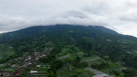 Javanisches-Ackerland-Und-Gipfel-Des-Mount-Merapi,-Bedeckt-Mit-Wolken,-Luftaufnahme
