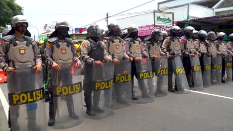 Policía-Con-Equipo-Antidisturbios-Bloqueando-Una-Manifestación-Estudiantil-En-Magelang,-Indonesia
