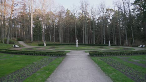 Wunderschöner-Park-In-Palanga-Mit-Gartenwegen-Und-Wald-Mit-Venusstatuen