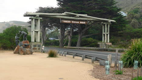 Zeitlupe,-Dolly-Im-Great-Ocean-Road-Memorial-Arch,-Australien