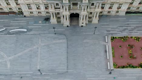 Aerial-view-of-empty-streets-in-front-of-the-Philadelphia-City-Hall---tilt,-drone-shot