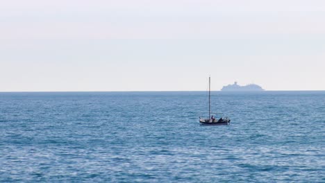 Segelboot-Auf-Blauem-Meer-Mit-Kreuzfahrtschiff-Am-Horizont,-Mittelmeer,-Calpe,-Spanien