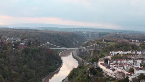 Kreisende-Drohnenaufnahme-Der-Clifton-Suspension-Bridge-Bristol-Bei-Sonnenuntergang
