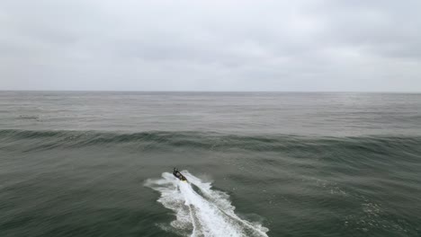 Moto-Acuática-En-El-Mar-Durante-Una-Marejada-Ciclónica,-Rescatando-A-Un-Surfista-De-Olas-Grandes,-Pichilemu,-Punta-De-Lobos,-Chile.