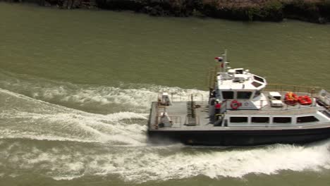 Small-pilot-boat-navigating-to-Pedro-Miguel-Locks,-Panama-Canal