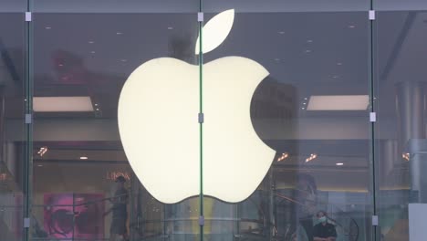 Das-Logo-Der-Amerikanischen-Multinationalen-Technologiemarke-Apple-Ist-Vor-Ihrem-Offiziellen-Store-In-Hongkong-Zu-Sehen