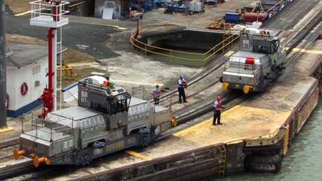Panama-Canal-workers-and-locomotives-waiting-for-the-ship-at-Pedro-Miguel-Locks