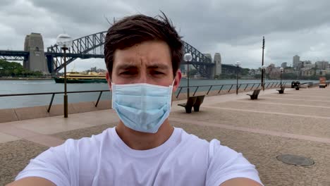 Un-Modelo-Masculino-Se-Toma-Una-Selfie-Icónica-Frente-Al-Puente-Del-Puerto-De-Sydney-Sin-Multitudes-Debido-Al-Brote-De-Coronavirus-En-Australia