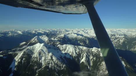 Verschneite-Bergkette-Aus-Dem-Fenster-Eines-Cessna-172-Flugzeugs,-Das-Von-Vancouver-Nach-Pemberton-In-Kanada-Fliegt
