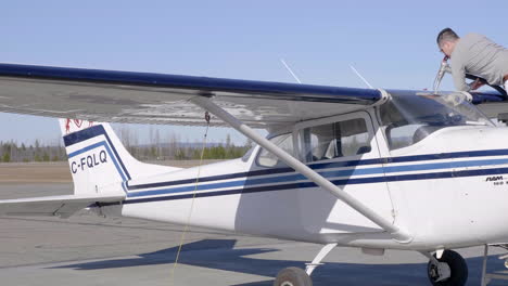 Flughafenpersonal-Betankt-Flugzeug-Cessna-172-Im-Flughafen-Unter-Der-Sonne
