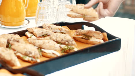 Leckeres-Sandwich-Von-Einem-Tablett-Vom-Catering-Geholt