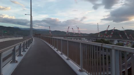 Punto-De-Vista-De-Ciclismo-Rápido-En-El-Puente-Shimanami-Kaido,-Japón