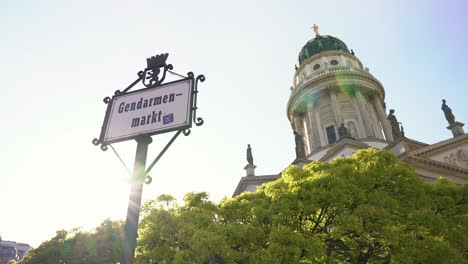 Signo-Histórico-De-Gendarmenmarkt-Durante-El-Paseo-De-La-Tarde-En-La-Soleada-Berlín