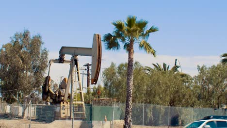 Ölpumpe-Long-Beach-In-Kalifornien-Mit-Verkehr-Davor