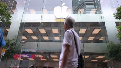 Menschen-Werden-Gesehen,-Wie-Sie-Am-Offiziellen-Store-Der-Amerikanischen-Multinationalen-Technologiemarke-Apple-In-Hongkong-Vorbeigehen