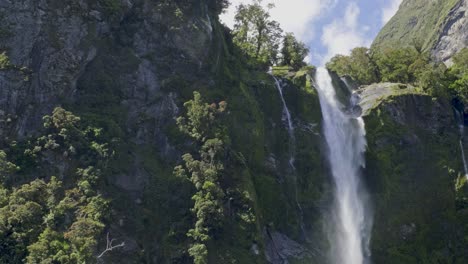 Stirling-Falls-Fließen-über-Eine-Steile,-Moosige-Klippe-Am-Milford-Sound-In-Neuseeland
