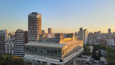 Blick-Auf-Den-Aufsteigenden-Sockel-Der-Nationalbibliothek,-Der-Die-Stadt-Buenos-Aires-Enthüllt