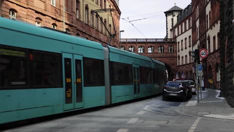 Tranvías-Y-Automóviles-Que-Viajan-En-Paulsplatz-A-Lo-Largo-De-La-Calle-Bethmannstrasse-En-Frankfurt,-Alemania-En-Invierno