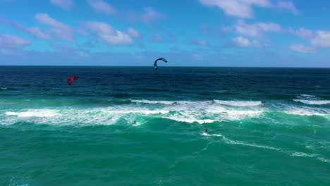 Zwei-Kitesurfer-Im-Atlantik-An-Einem-Schönen-Tag