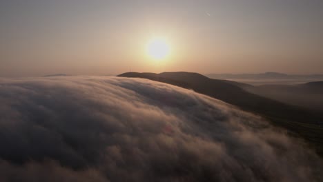 Am-Frühen-Morgen-Treiben-Wolken-über-Die-Berge-In-Co-Kerry,-Irland,-Wenn-Im-Sommer-Die-Sonne-Scheint