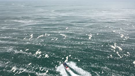 Surfrettung-Mit-Jetski,-Um-Große-Wellen-In-Pichilemu,-Chile,-Punta-De-Lobos-Zu-Surfen