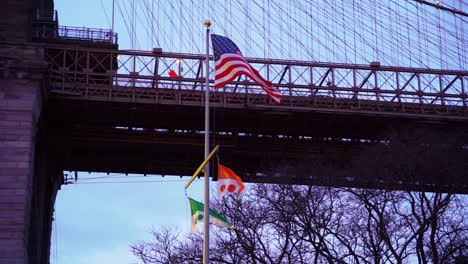 Amerikanische-Flagge-Unter-Der-Brooklyn-Bridge