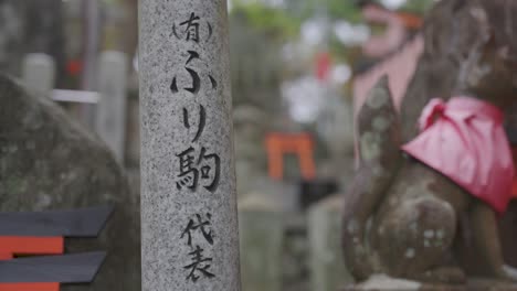 Slow-motion-rack-focus-reveal-of-Fox-Statue-at-Fushimi-Inari-Taisha,-Kyoto-Japan
