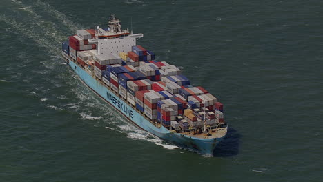 Voll-Beladenes-Containerschiff,-Das-Auf-Dem-Meer-Segelt