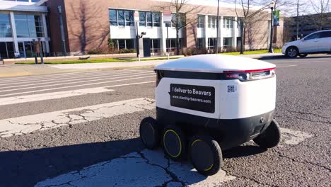 Un-Robot-Autónomo-De-Nave-Estelar-Con-Una-Entrega-En-El-Campus-De-La-Universidad-Estatal-De-Oregon
