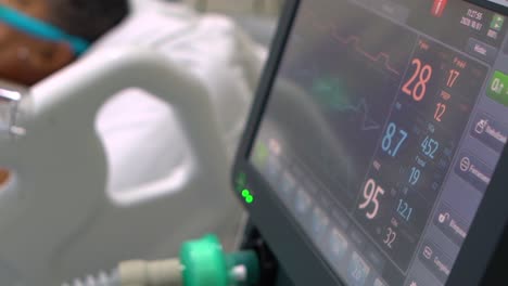 Un-Monitor-Rastrea-Los-Signos-Vitales-Del-Paciente-Con-La-Variante-Brasileña-Covid-19-P1-En-La-Cama-Con-Un-Respirador