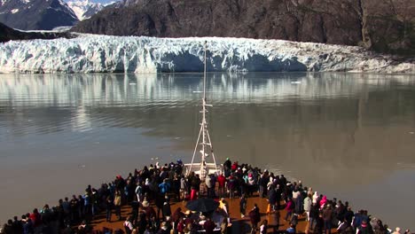 Summer-cruises-to-Alaska.Cruise-ship-visiting-the-Glaciers